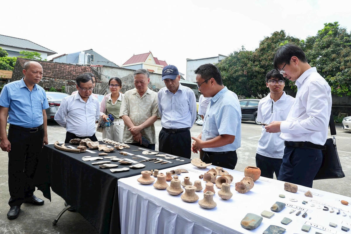 Đối với dị vật thu được, rất đa dạng về loại hình và phong phú về số lượng với các chất liệu như đá, gốm, xương, vỏ nhuyễn thể. Đồ đá phát hiện được các loại hình bàn mài, rìu, bôn, đục, cưa, chì lưới, thanh đá được mài nhẵn, dao, đồ trang sức. Ảnh: Đình Minh 
