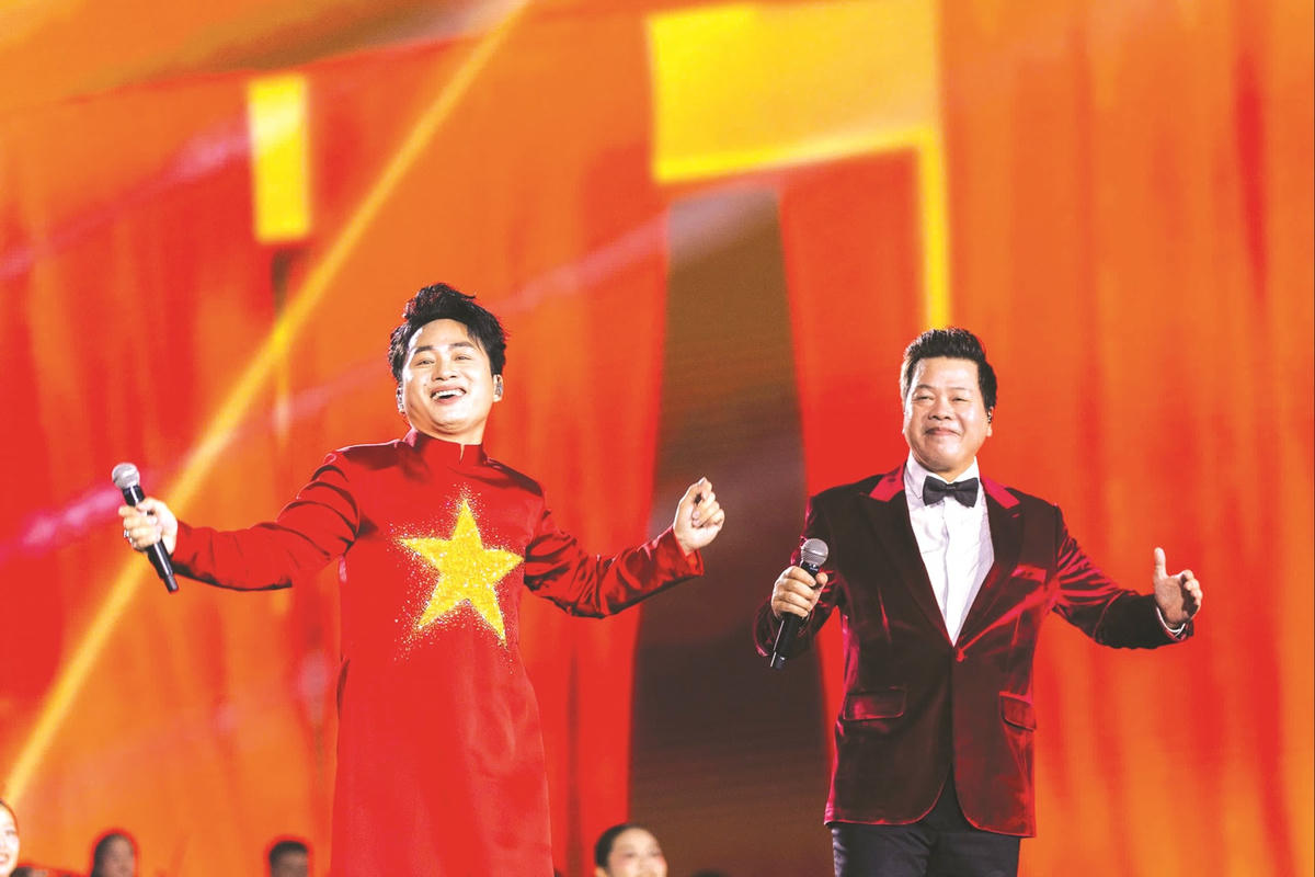 NSƯT Đăng Dương cùng ca sĩ Tùng Dương trong chương trình nghệ thuật Tổ quốc trong tim