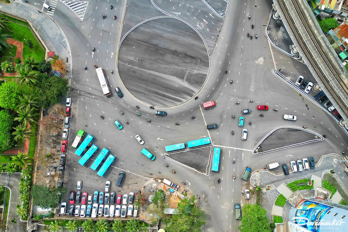 Tuyến đường vành đai 1 đoạn Hoàng Cầu - Voi Phục được Chính phủ phê duyệt vào cuối năm 2017, với tổng đầu tư hơn 7.200 tỉ đồng cho đoạn đường 2,2km. Dự kiến hoàn thành năm 2020, nhưng hiện phải lùi tiến độ hoàn thành đến quý I/2025.