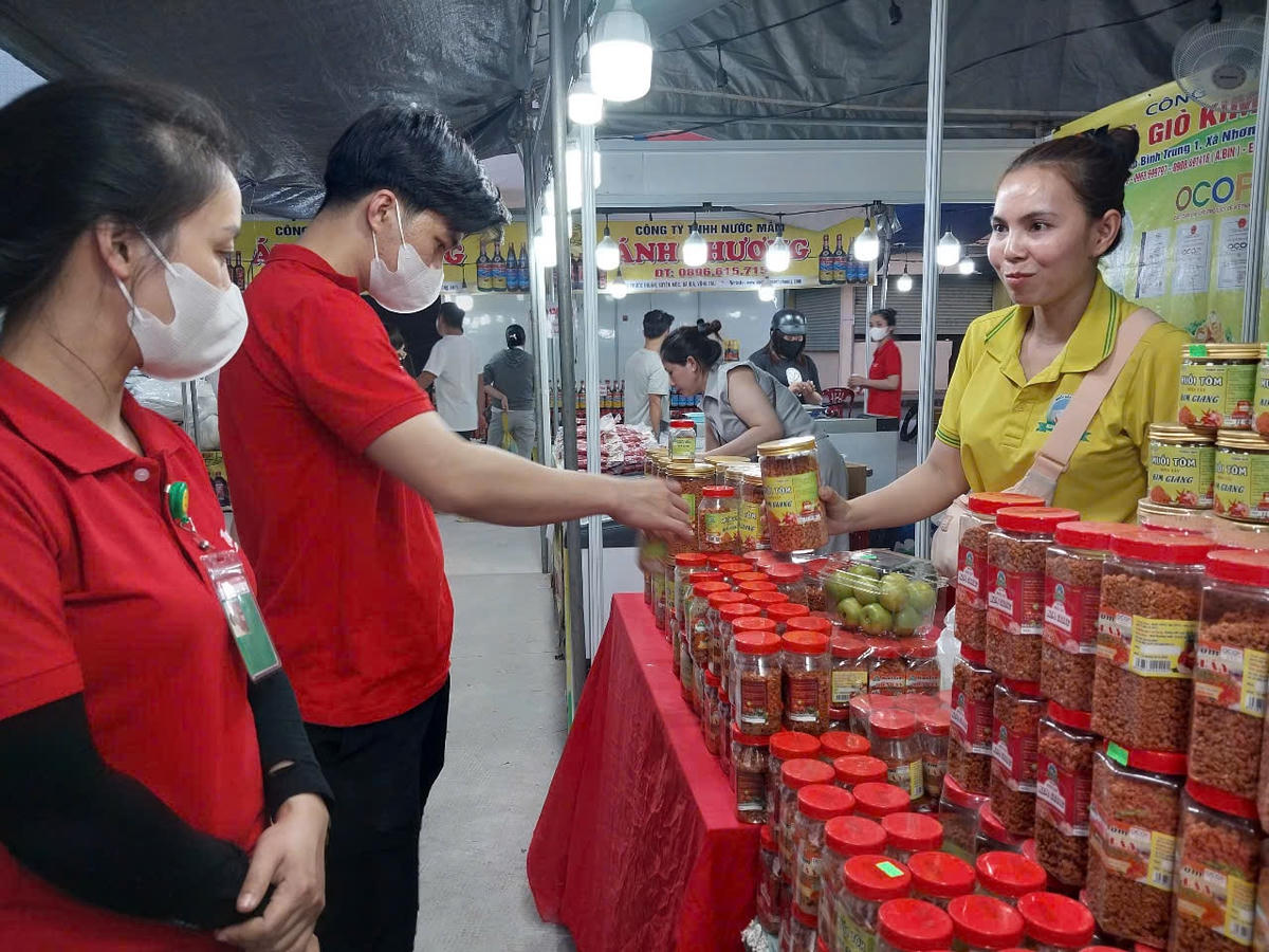Công nhân sắm Tết