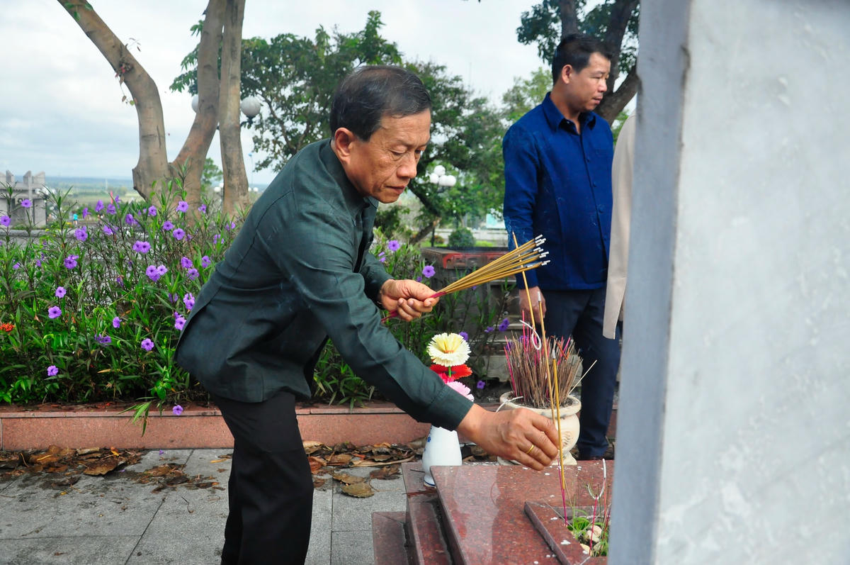 Đoàn công tác dâng hương tại mộ các anh hùng liệt sĩ đang yên nghỉ ở Nghĩa trang liệt sĩ Quốc gia Đường 9.