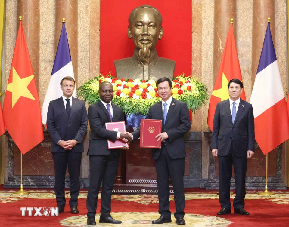 Thứ trưởng Bộ Khoa học và Công nghệ Bùi Thế Duy và Bộ trưởng phụ trách bên cạnh Bộ trưởng châu Âu và Ngoại giao, về Khối Pháp ngữ và các quan hệ đối tác quốc tế Pháp Thani Mohamed Soilihi trao đổi Hiệp định hợp tác về Khoa học công nghệ và Đổi mới sáng tạo giữa Chính phủ hai nước. (Ảnh: Lâm Khánh/TTXVN)