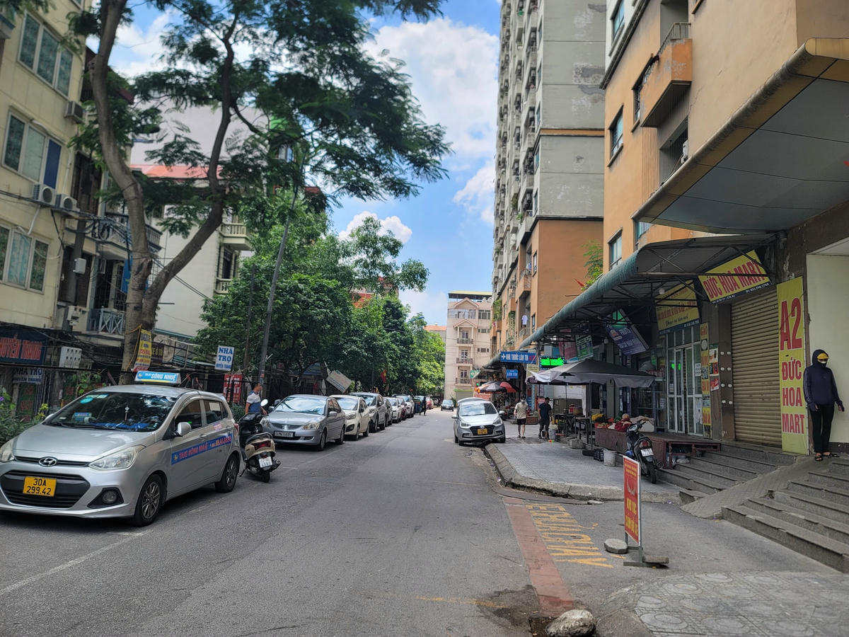 Cư dân toà nhà phải đỗ ô tô dọc khuôn viên vì tầng hầm không có chỗ để.