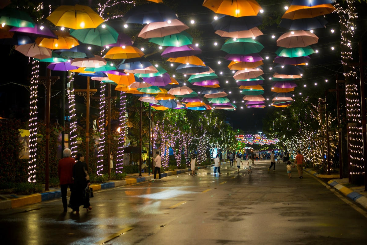 Tuy thời tiết trước giờ mở cửa không thật sự thuận lợi với mưa lớn. Nhưng chỉ 30 phút sau, khi trời tạnh mưa, lượng người dân đến phố đi bộ dần tăng lên.