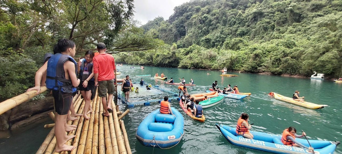 Du khách trải nghiệm các trò chơi ở điểm du lịch Sông Chày-Hang Tối.