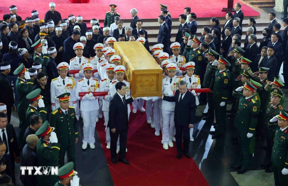 Các đồng chí lãnh đạo Đảng, Nhà nước chuyển linh cữu nguyên Chủ tịch nước Trần Đức Lương. (Ảnh: TTXVN)