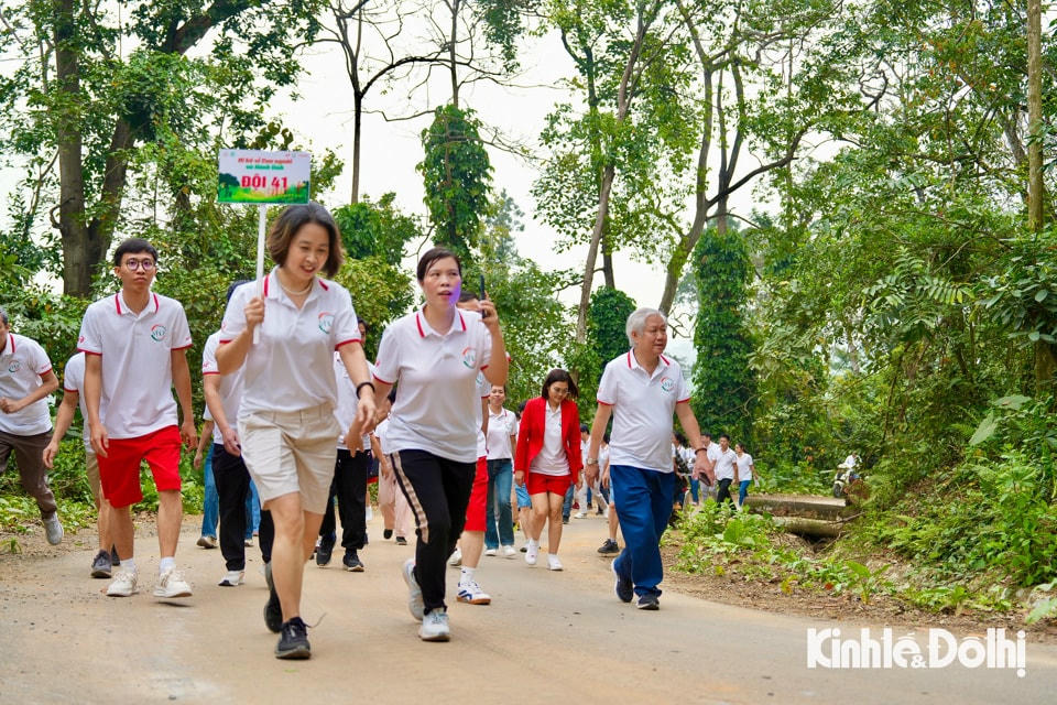 Các hoạt động bên lề như tìm hiểu mục tiêu phát triển bền vững (SDGs), nhận diện các thách thức môi trường, lồng ghép thông tin khoa học vào trải nghiệm thực tế đã giúp người tham gia không chỉ vận động thể chất, mà còn được “khai mở” nhận thức.