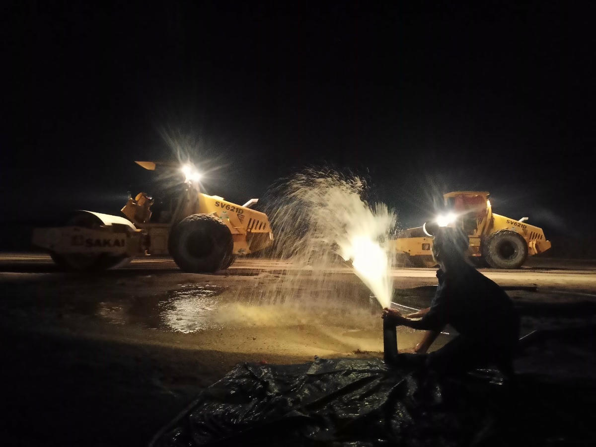 Cũng như ca ngày, các thiết bị máy móc, công nhân miệt mài làm buổi tối khi thời tiết dịu mát.