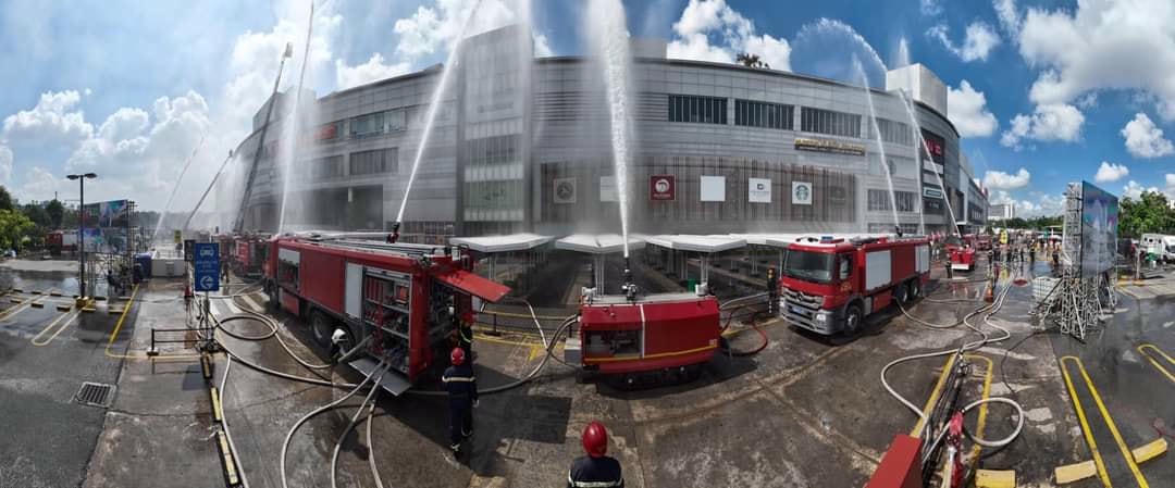 Các lực lượng tham gia buỗi diễn tập phòng cháy.