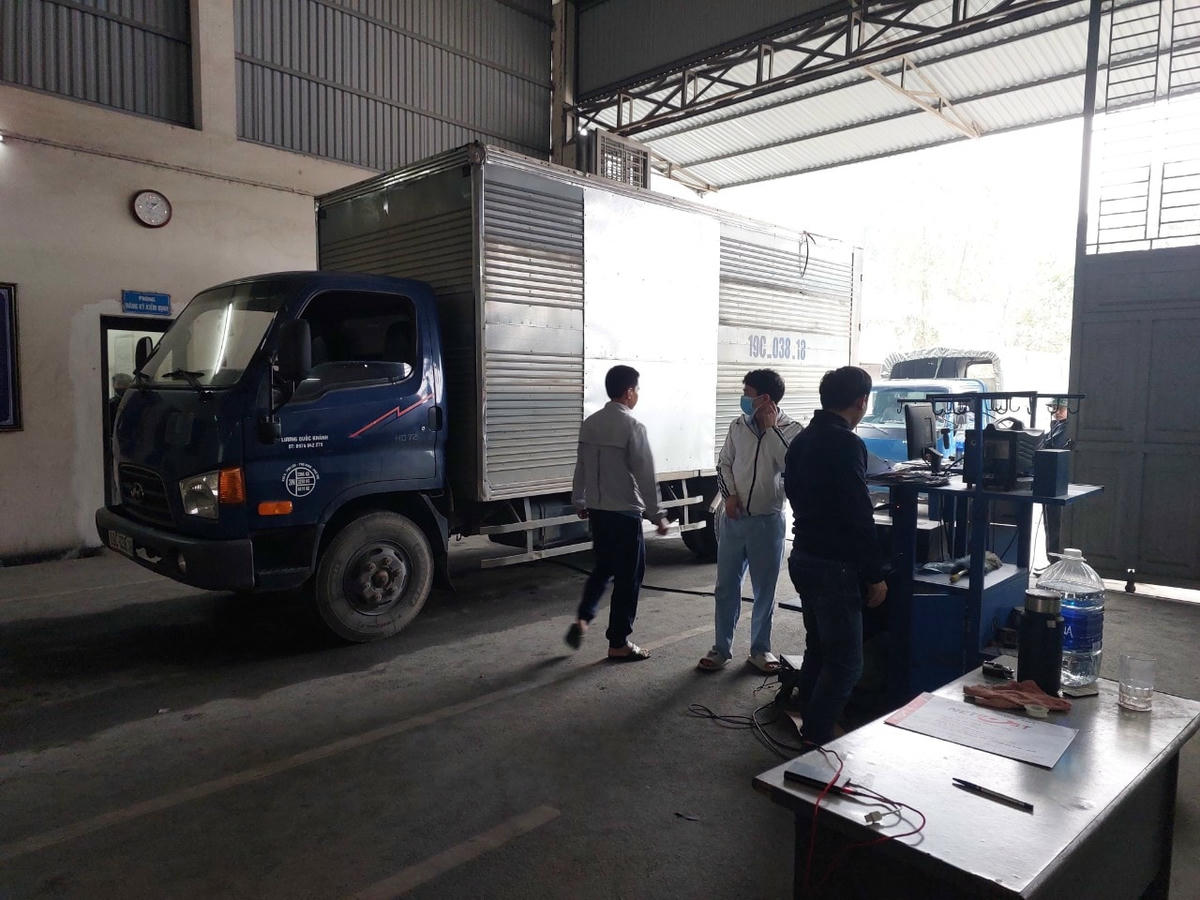 Nhân viên tại các trung tâm phải làm việc hết công suất và tăng ca để phục vụ nhu cầu của người dân.