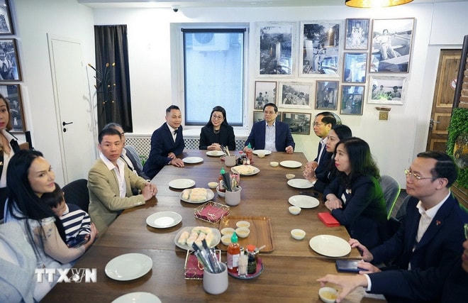 Thủ tướng Phạm Minh Chính và Phu nhân thăm gia đình đa văn hóa tại Estonia, thưởng thức phở truyền thống và càphê Việt Nam. (Ảnh: Dương Giang/TTXVN) ttxvn-thu-tuong-pham-minh-chinh-va-phu-nhan-gia-dinh-da-van-hoa-tai-estonia-3.jpg