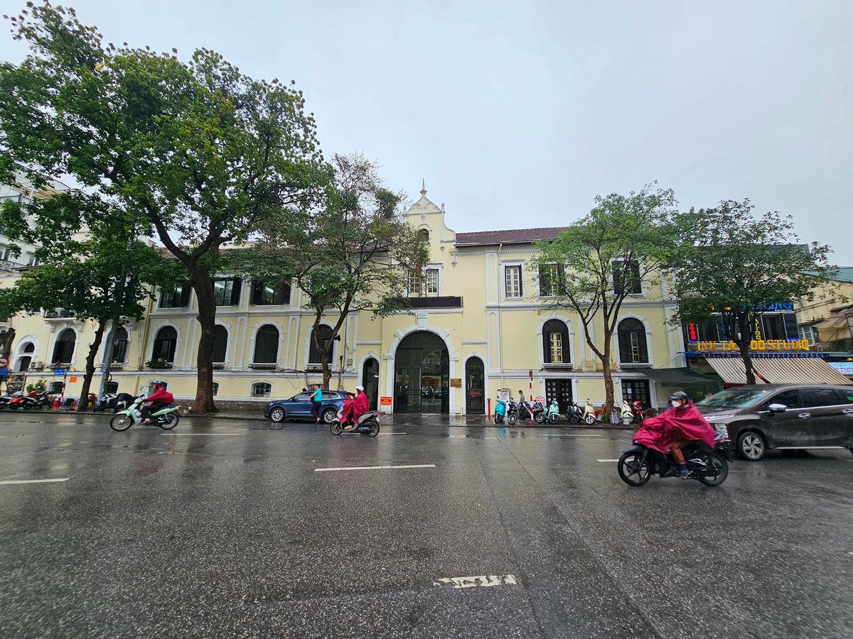 đó, cần điều tra, khảo sát kỹ các công trình kiến trúc có giá trị, cần bảo tồn (công trình kiến trúc Pháp tại Sở Văn hóa và Thể thao, Viện Văn học, thuộc Viện Hàn lâm Khoa học xã hội Việt Nam…), các công trình biểu tượng, di tích (di tích lịch sử cách mạng Bác Hồ thăm nhà Đèn…) Hình ảnh trụ sở Sở Văn hoá và Thể thao Hà Nội tại 47 Hàng Dầu. Ảnh: Quốc Thanh.