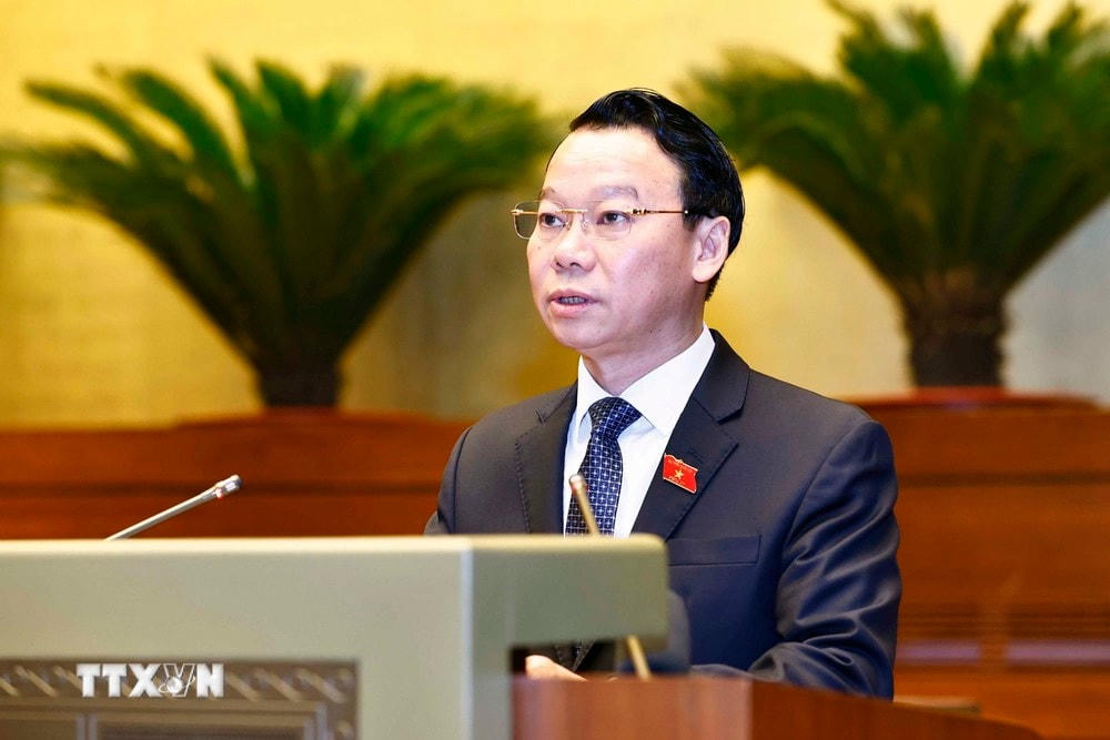 Bộ trưởng Bộ Tài nguyên và Môi trường Đỗ Đức Duy, thừa ủy quyền của Thủ tướng Chính phủ trình bày Tờ trình dự thảo Nghị quyết về thí điểm thực hiện dự án nhà ở thương mại thông qua thỏa thuận về nhận quyền sử dụng đất hoặc đang có quyền sử dụng đất. (Ảnh: Doãn Tấn/TTXVN) ttxvn quoc_hoi_thong_qua_nghi_quyet_ve_du_toan_ngan_sach_nha_nuoc_nam2_resize.jpg