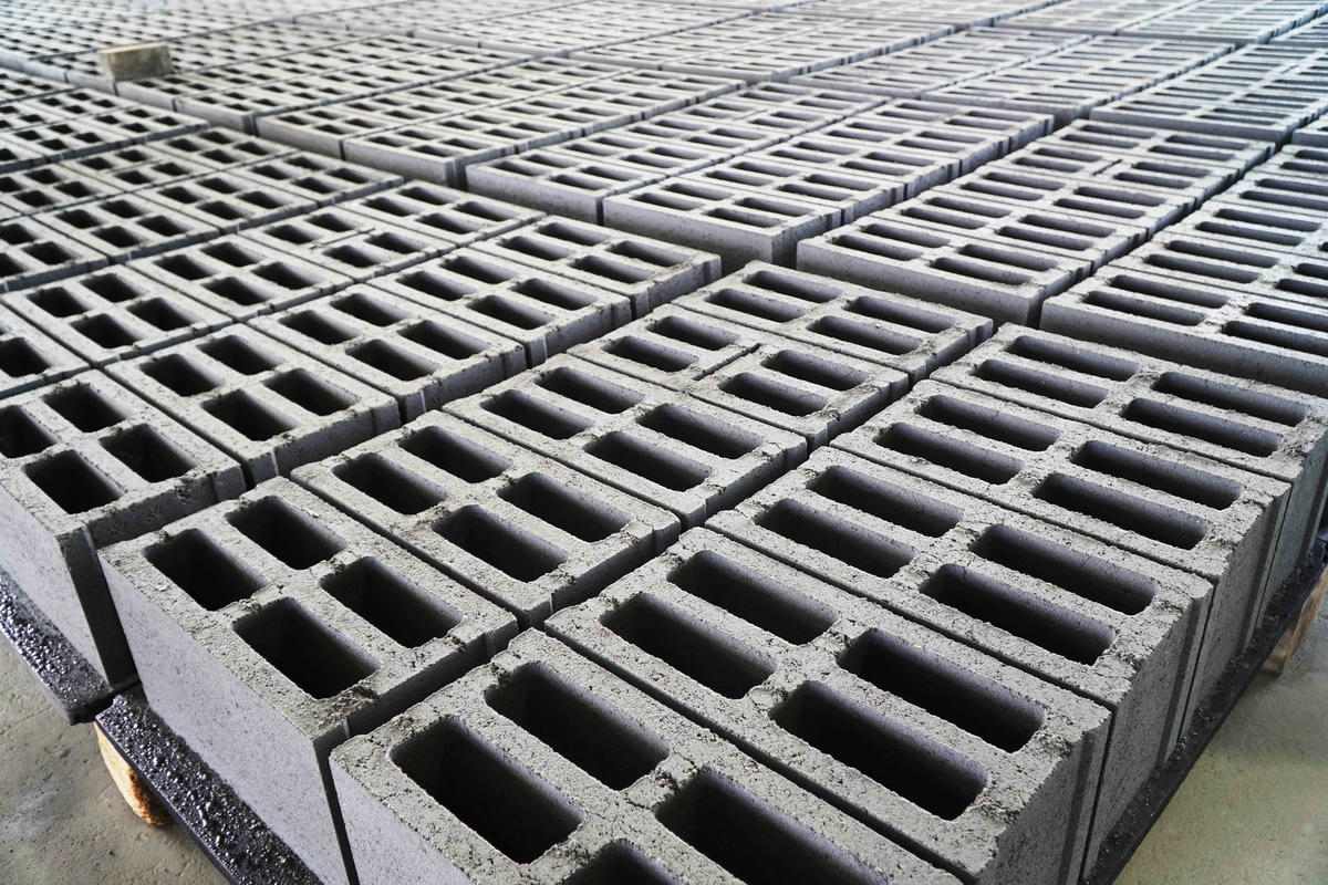 Gạch không nung làm bằng tro xỉ của Công ty TNHH vật liệu Xanh Duyên Hải DGM.