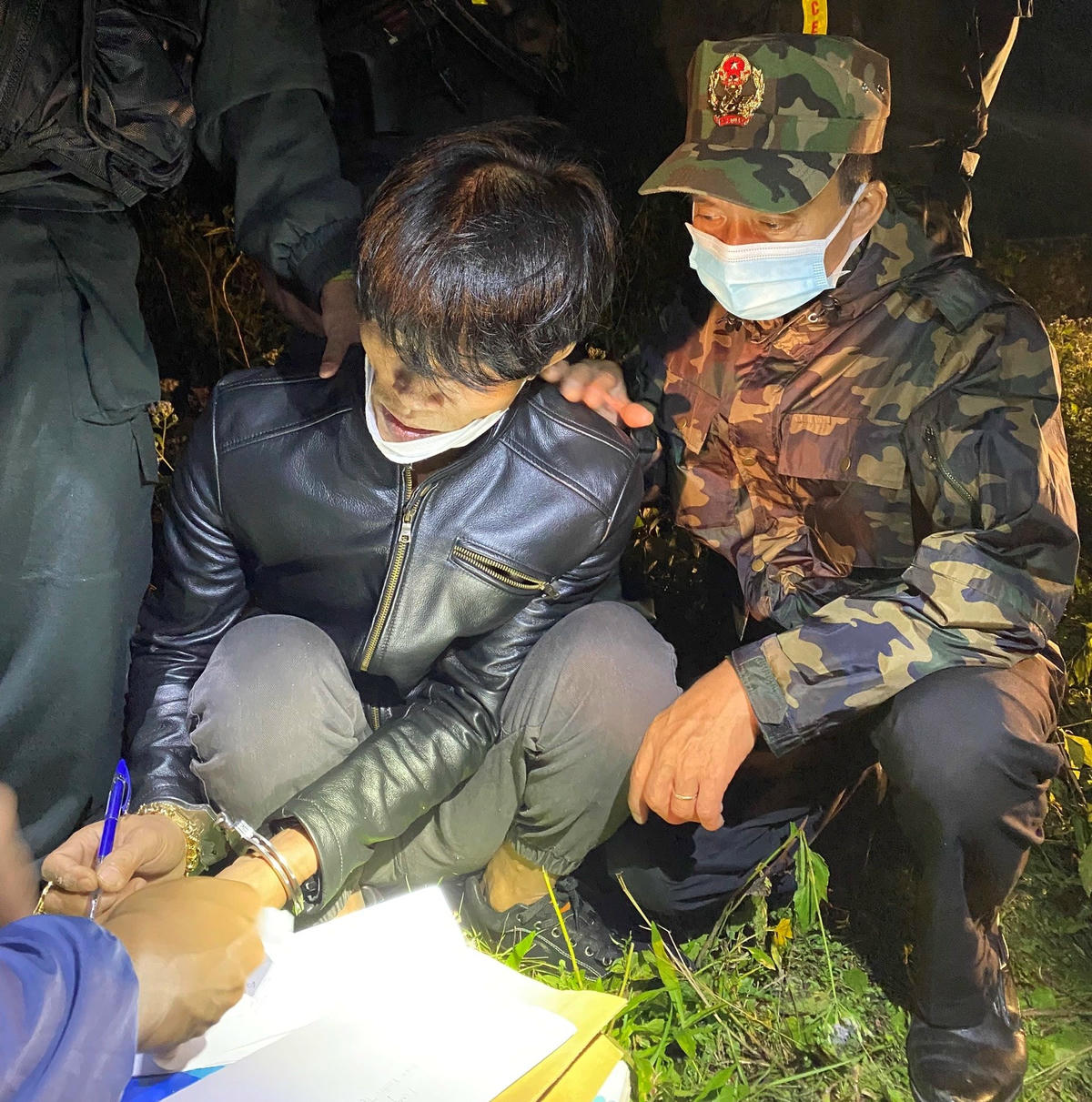 Lực lượng chức năng tại Quảng Trị bắt quả tang 2 người vận chuyển, mua bán trái phép 2 kg ma túy đá. Ảnh: H.X.T.