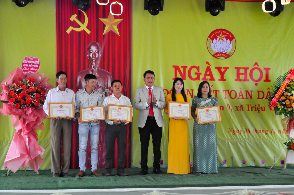 Lãnh đạo các cấp trao quà, khen thưởng cho các cá nhân, Nhân dân khu dân cư thôn 9.