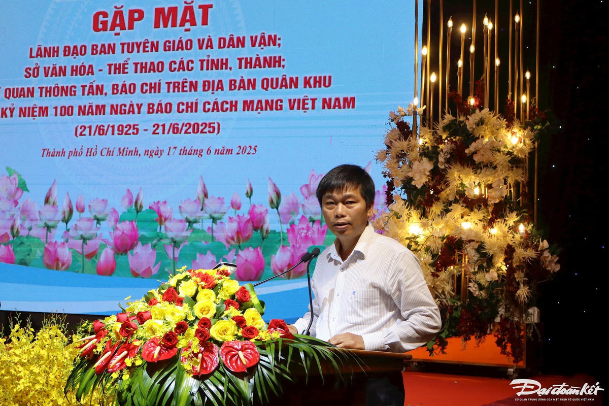 Đại diện Ban Tuyên giáo và Dân vận tỉnh Lâm Đồng phát biểu chia sẻ tại buổi gặp mặt. Ảnh: Hồng Phúc.