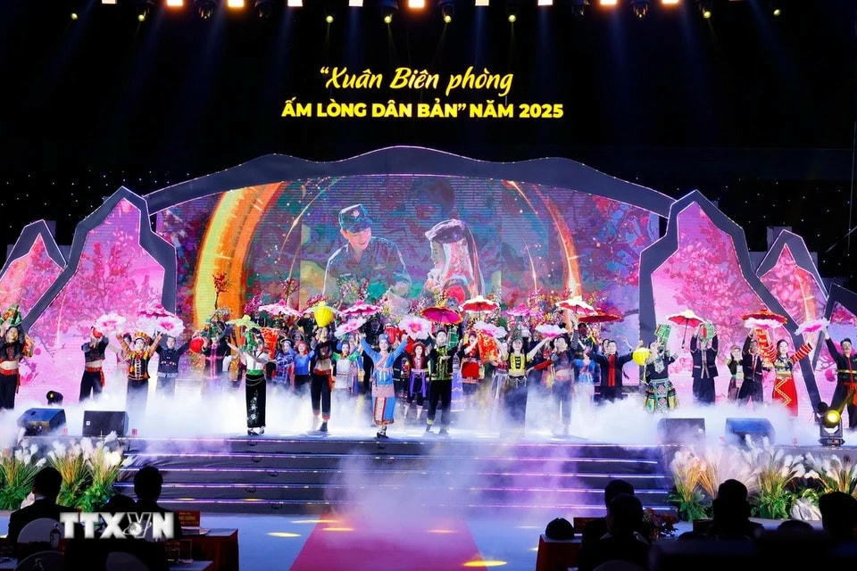 Tiết mục văn nghệ chào mừng Chương trình “Xuân Biên phòng ấm lòng dân bản” năm 2025. (Ảnh: Lâm Khánh/TTXVN)