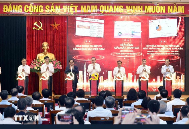Tổng Bí thư Tô Lâm, Trưởng Ban Chỉ đạo Trung ương và các đại biểu thực hiện nghi thức ra mắt 3 nền tảng số phục vụ triển khai Nghị quyết 57-NQ/TW. (Ảnh: Thống Nhất/TTXVN) ttxvn-tbt-9-resize.jpg