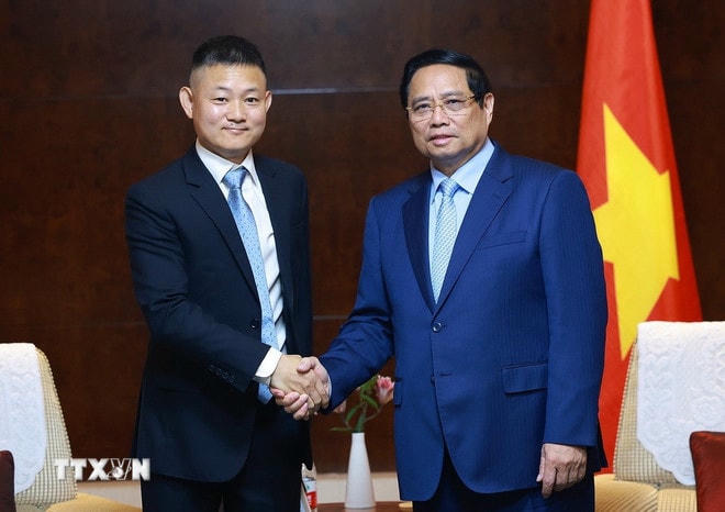 Thủ tướng Phạm Minh Chính tiếp ông Vương Gia Trung, Phó Chủ tịch phụ trách toàn cầu Tập đoàn Khoa học Kỹ thuật Yadea. (Ảnh: Dương Giang/TTXVN) ttxvn-thu-tuong-tiep-mot-so-lanh-dao-tap-doan-hang-dau-cua-trung-quoc-3.jpg