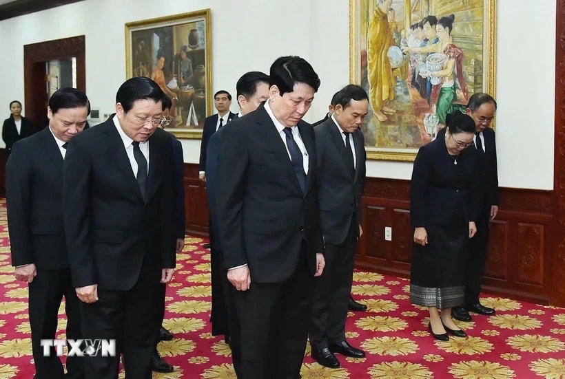 Chủ tịch nước Lương Cường viếng nguyên Chủ tịch Đảng Nhân dân Cách mạng Lào, nguyên Chủ tịch nước Lào Khamtay Siphandone. (Ảnh: Lâm Khánh/TTXVN)