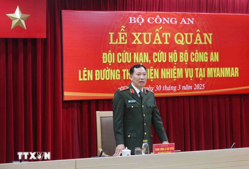 Trung tướng Lê Văn Tuyến, Thứ trưởng Bộ Công an phát biểu. (Ảnh: Phạm Kiên/TTXVN) ttxvn-bo-cong-an-cuu-tro-dong-dat-myanmar-7-resize.jpg