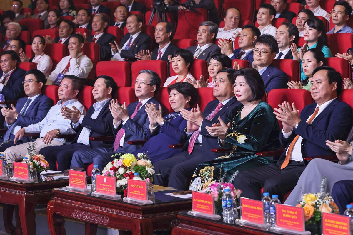 Các đại biểu dự Lễ tôn vinh HTX tiêu biểu và trao giải thưởng Ngôi sao HTX