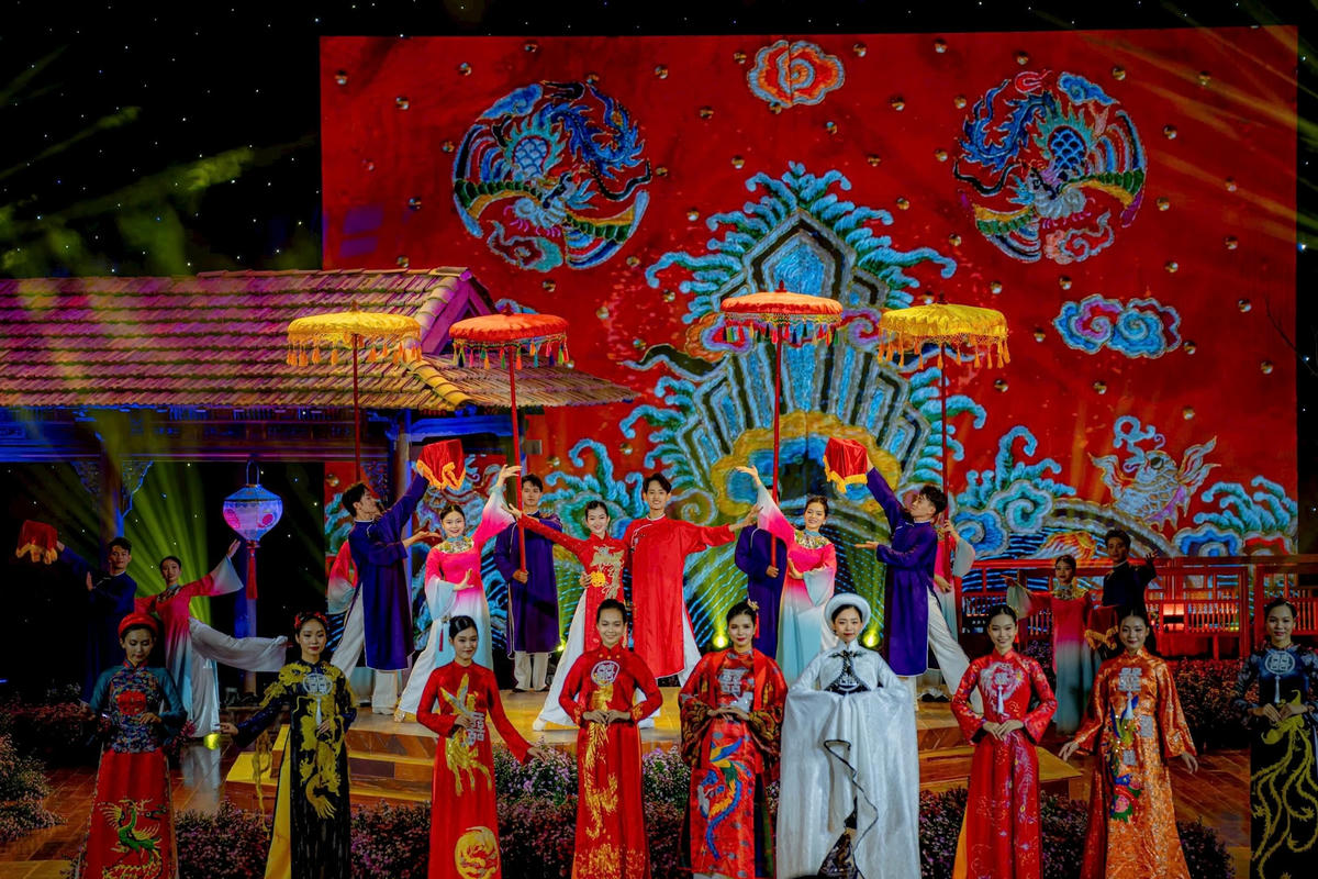 Lễ hội Áo dài Huế 2024 là chương trình nghệ thuật độc đáo, với thời trang, hát, múa, nhạc, những giai điệu âm nhạc Huế truyền thống - hiện đại được hòa âm, phối khí mới (remix); những vũ điệu được lấy tứ từ những điệu múa cung đình.