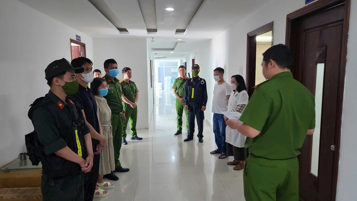 heo đó, để tăng cường công tác quản lý đảm bảo môi trường khám chữa bệnh văn minh, minh bạch, không để xảy ra tình trạng tiêu cực gây ảnh hưởng đến uy tín của ngành Y tế, Sở Y tế yêu cầu các đơn vị nghiêm túc thực hiện một số nội dung như, rà soát, đánh giá, báo cáo thực trạng có hay không tình trạng “cò mồi” KBCB, môi giới bệnh nhân tại đơn vị và khu vực xung quanh đơn vị.