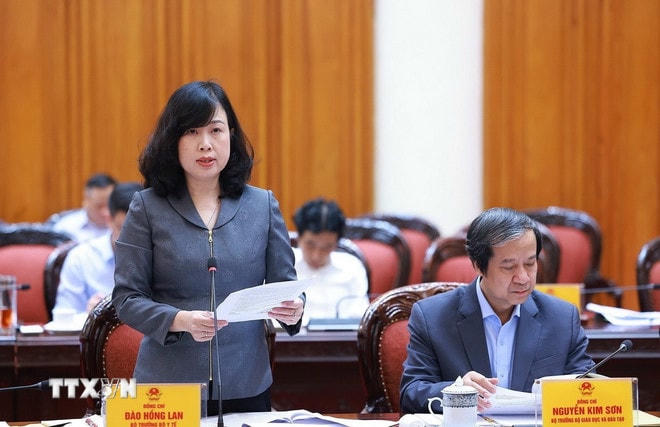 Bộ trưởng Bộ Y tế Đào Hồng Lan báo cáo đề án phát triển ngành y tế. (Ảnh: Dương Giang/TTXVN) ttxvn-thu-tuong-giao-duc-y-te-2.jpg