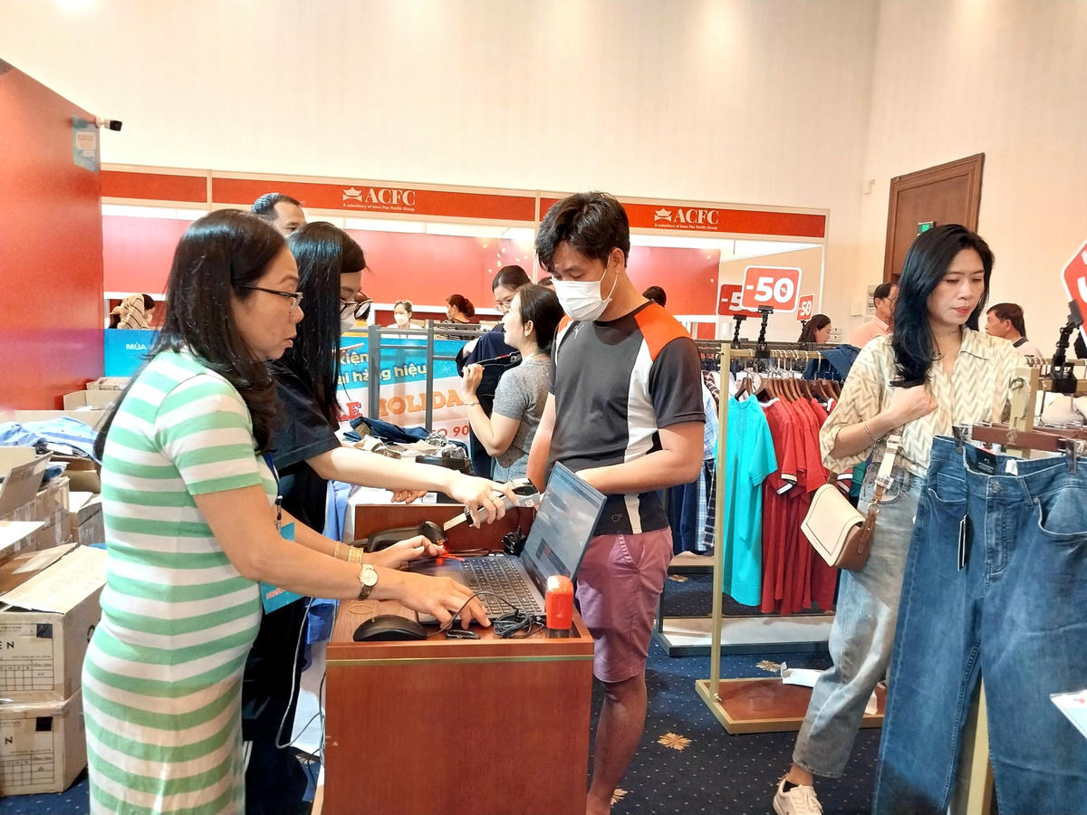 Đại diện một số cửa hàng cho hay, rất vui vì ngày đầu khai mạc lượng khách đến tham quan và mua khá nhiều.