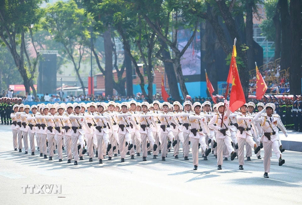 Khối nam Sỹ quan Công an Thành phố Hồ Chí Minh diễu qua Lễ đài. (Ảnh: TTXVN)