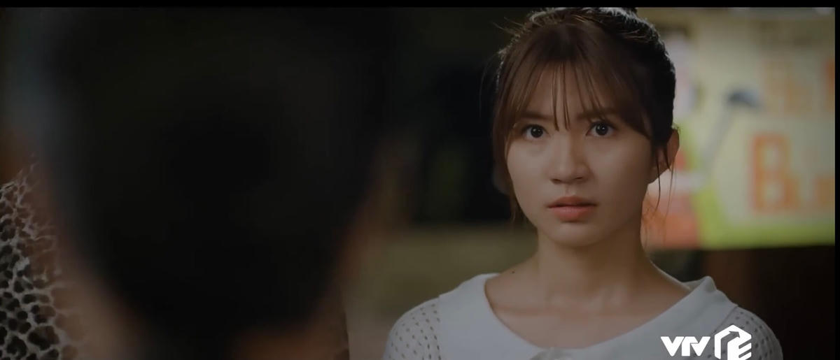 Vân sửng sốt khi bị mẹ bắt gặp. Ảnh: CMH. 