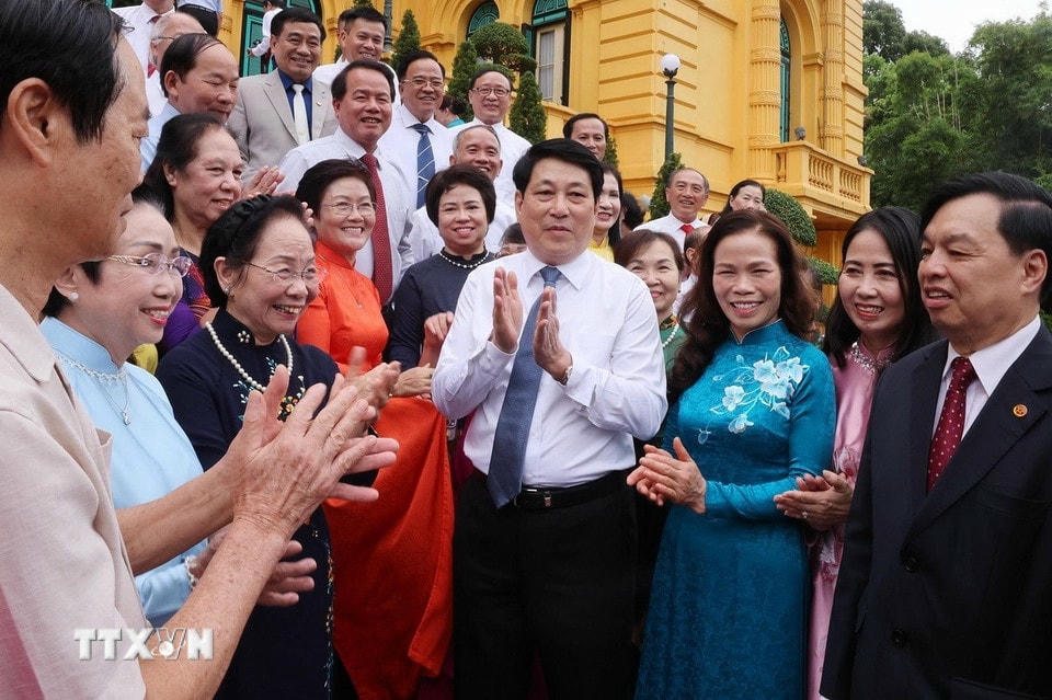 Chủ tịch nước Lương Cường với các đại biểu cán bộ Hội Khuyến học tiêu biểu toàn quốc. (Ảnh: Lâm Khánh/TTXVN)