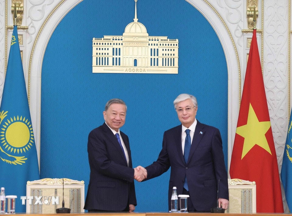 Tổng Bí thư Tô Lâm và Tổng thống Kassym-Jomart Tokayev thông qua Tuyên bố chung về nâng cấp quan hệ Việt Nam-Kazakhstan lên Đối tác chiến lược. (Ảnh: Thống Nhất/TTXVN)