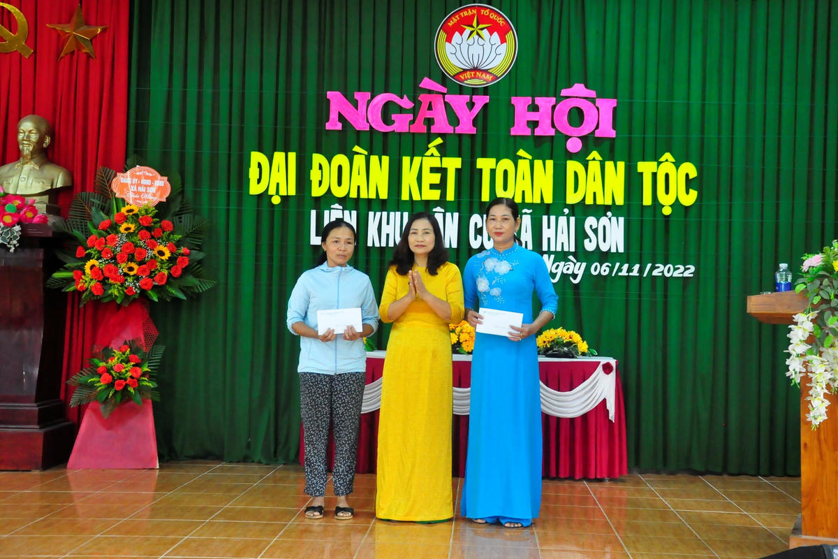 Bà Võ Thị Loan, Ủy viên Ban Thường trực ủy ban MTTQ Việt Nam tỉnh trao quà cho người dân trên địa bàn xã Hải Sơn.