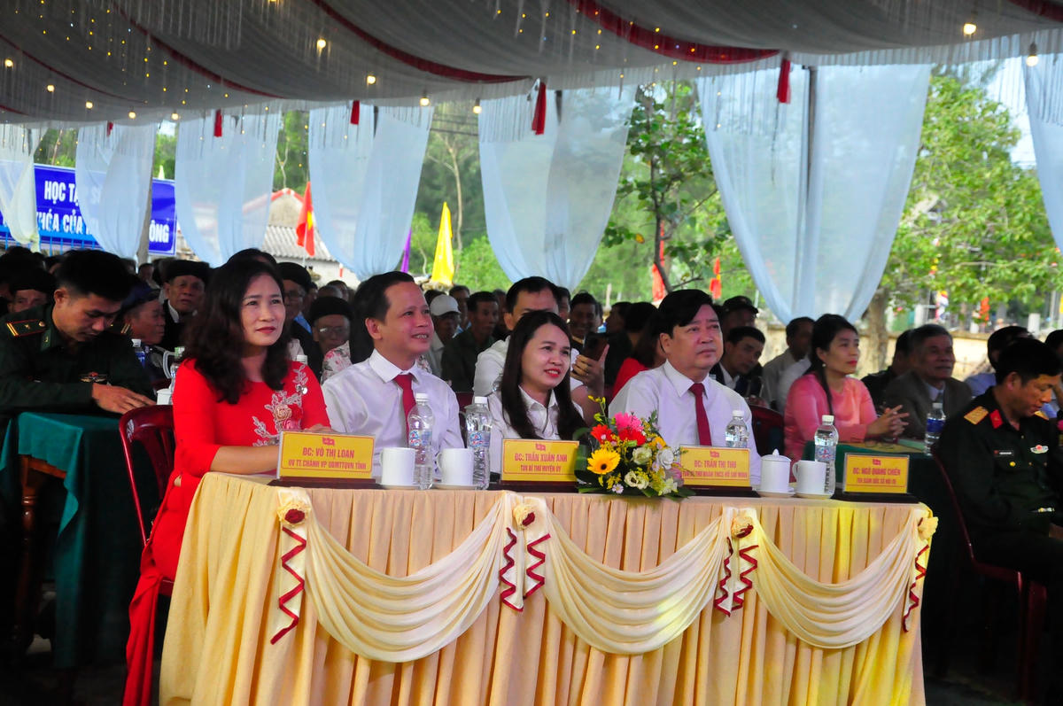 Lãnh đạo tham dự Ngày hội tại khu dân cư thôn 9.