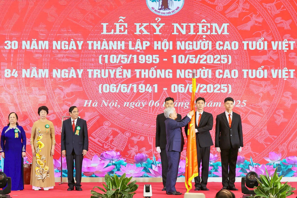 Chủ tịch Đỗ Văn Chiến trao tặng Huân chương Lao động hạng Nhất cho Hội NCT Việt Nam. Ảnh: Quang Vinh