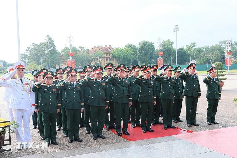 Đoàn đại biểu Quân ủy Trung ương, Bộ Quốc phòng đặt vòng hoa tưởng niệm Chủ tịch Hồ Chí Minh. (Ảnh: An Đăng/TTXVN)