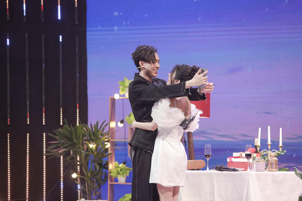 Cả 2 đã có những giây phút vô cùng vui vẻ trên sân khấu Tỏ tình hoàn mỹ. Ảnh: Perfect Universe.