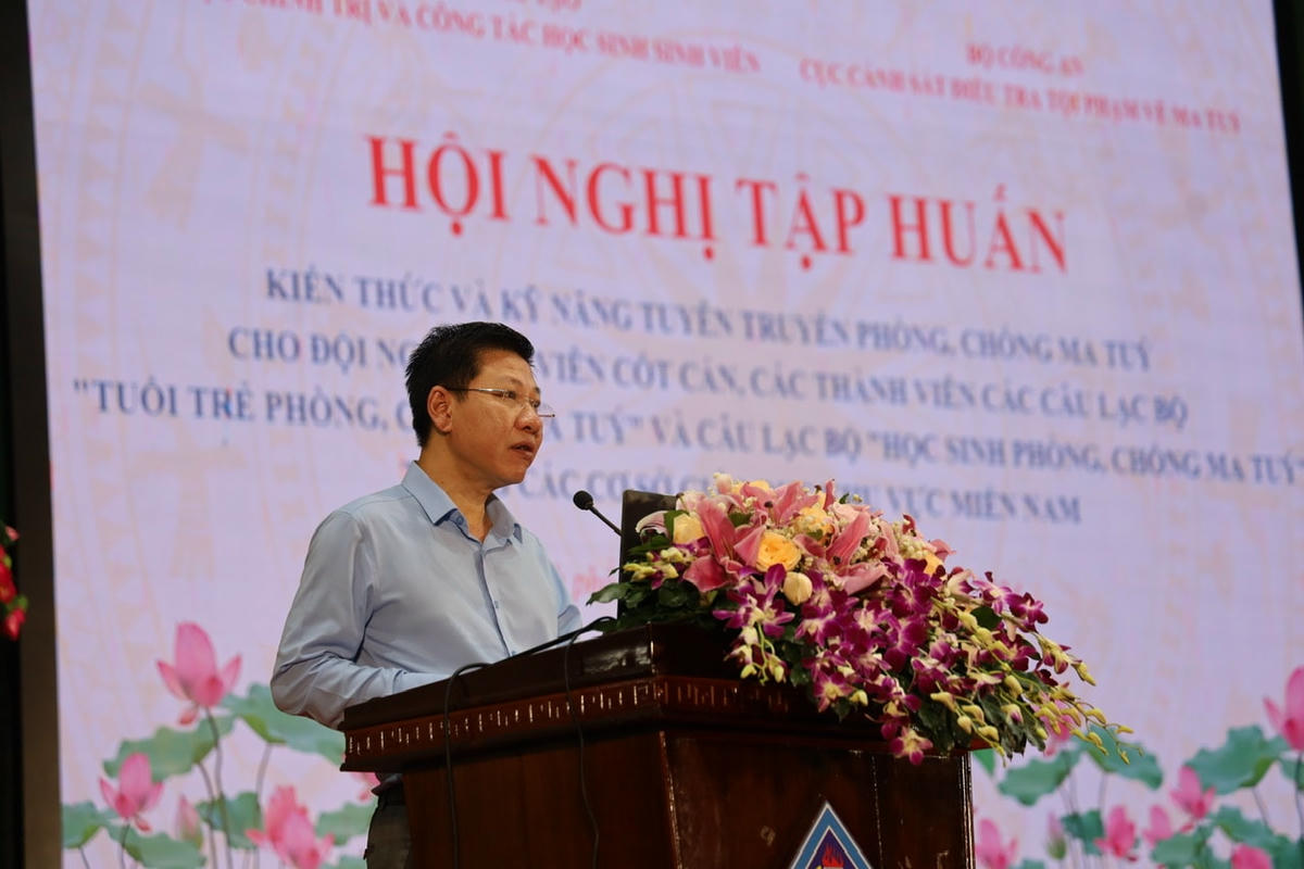 Phó Vụ trưởng Vụ Giáo dục chính trị và Công tác học sinh, sinh viên Nguyễn Xuân An Việt phát biểu khai mạc hội nghị