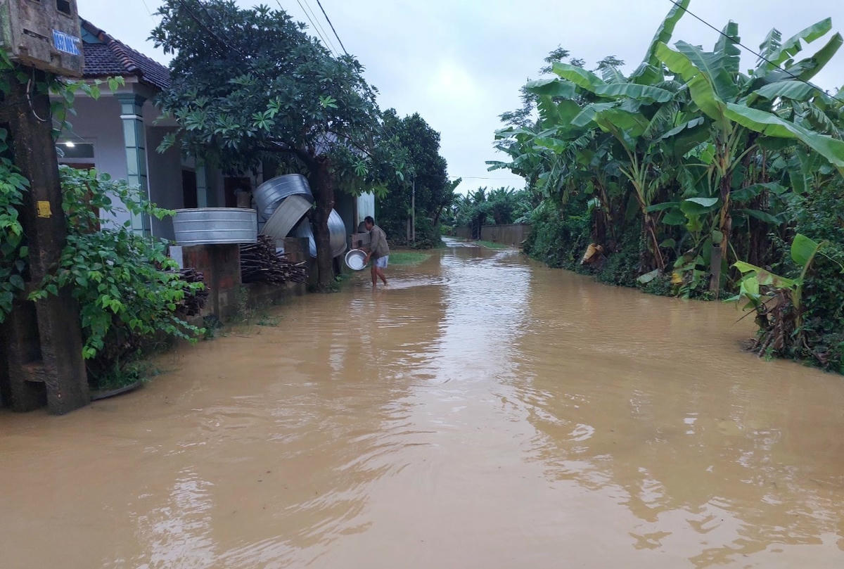 Mưa lớn gây ngập một số điểm tại các tuyến đường, ngầm tràn và nhà cửa của người dân. Ảnh: CTV.