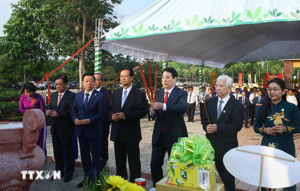Trước đó, Chủ tịch nước Lương Cường và các đại biểu dâng hương tại Khu Di tích lịch sử Quốc gia Phú Riềng Đỏ, tại xã Thuận Lợi, huyện Đồng Phú, nơi thành lập Chi bộ Cộng sản Đảng đầu tiên ở miền Đông Nam bộ. (Ảnh: Lâm Khánh/TTXVN) ttxvn-chu-tich-nuoc-luong-cuong-phu-rieng-1.jpg
