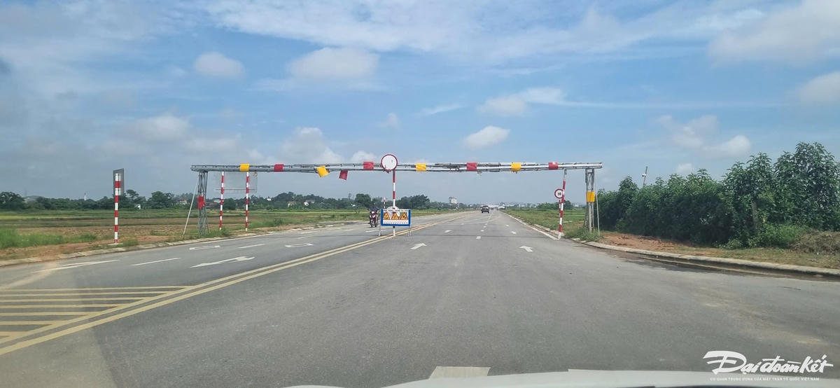 Theo phản ánh của cử tri huyện Đô Lương, trong thời gian qua, tuyến đường thuộc dự án “Đường vành đai nối từ QL7C đến QL7 đoạn qua các xã xã Thịnh Sơn – Văn Sơn – Yên Sơn – Thị trấn – Lưu Sơn- Đặng Sơn, huyện Đô Lương” dù chưa được bàn giao nhưng đã xuất hiện hiện tượng bong tróc, sụt lún. Ảnh: ĐB