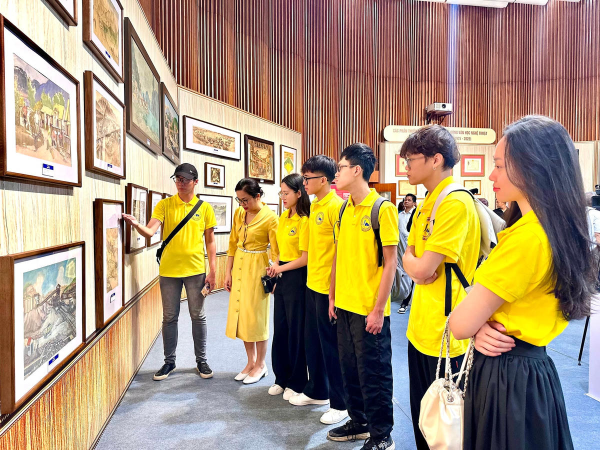 Thầy trò Khoa Văn hóa - Trường Đại học Hạ Long tham quan, chiêm ngưỡng các tác phẩm hội họa tiêu biểu tỉnh Quảng Ninh giai đoạn 1975 - 1986 tại triển lãm. Ảnh: Ngọc Anh.