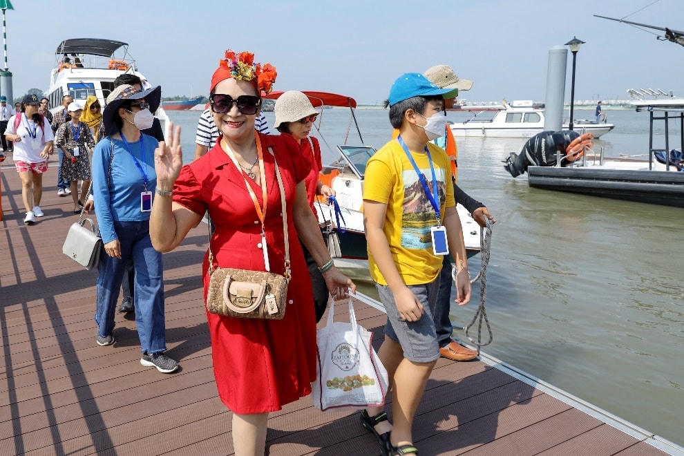 Khách hàng hào hứng sau khi trải nghiệm tour đường sông đến Aqua City.