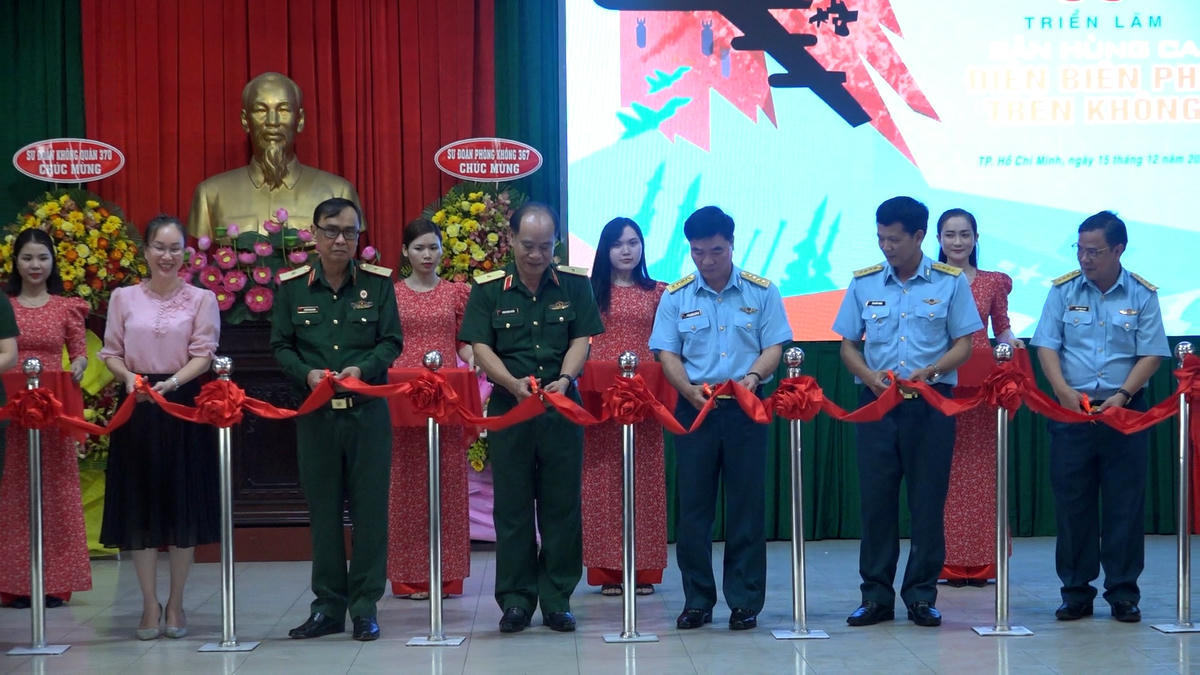 Lễ cắt băng khai mạc triển lãm