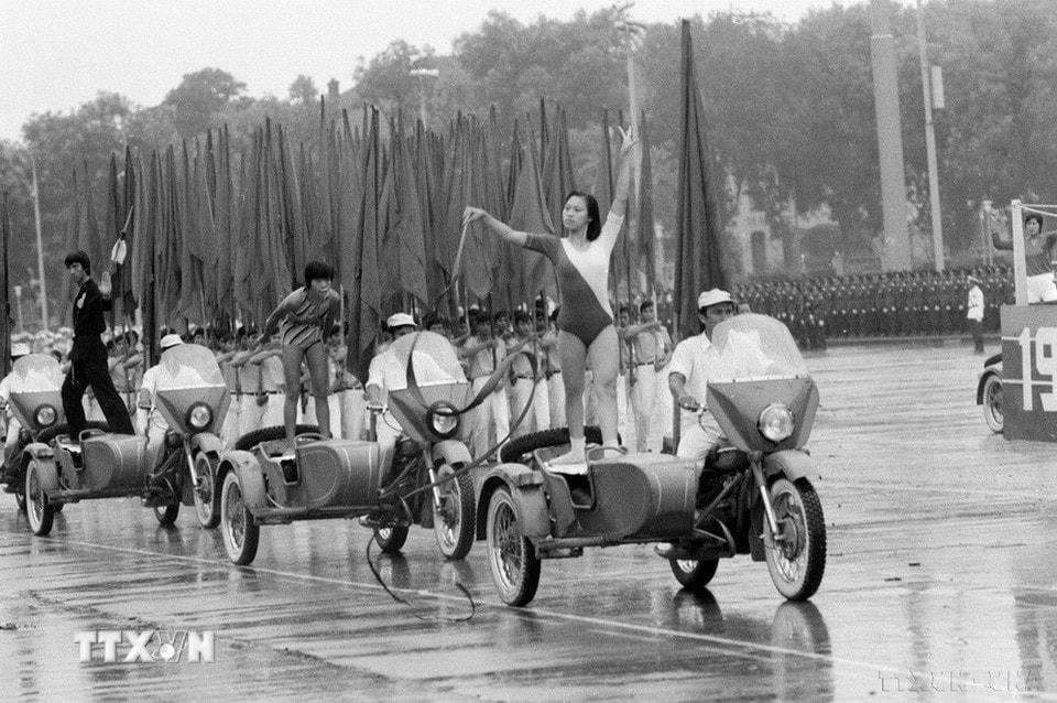 Khối nghệ thuật biểu diễn, thể dục thể thao tiến qua lễ đài. (Ảnh: Xuân Lâm/TTXVN)