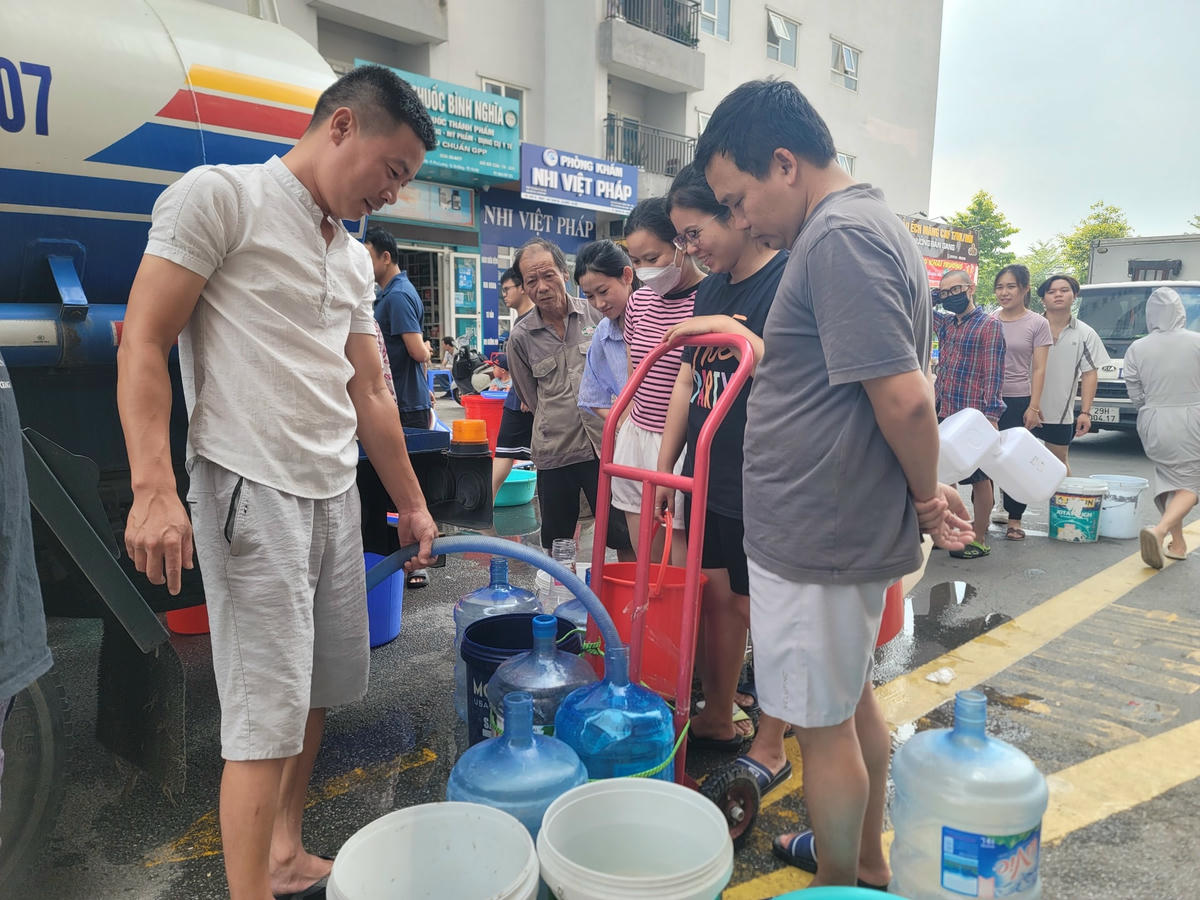 Ai cũng mong lấy đủ nước cho cả gia đình sinh hoạt.