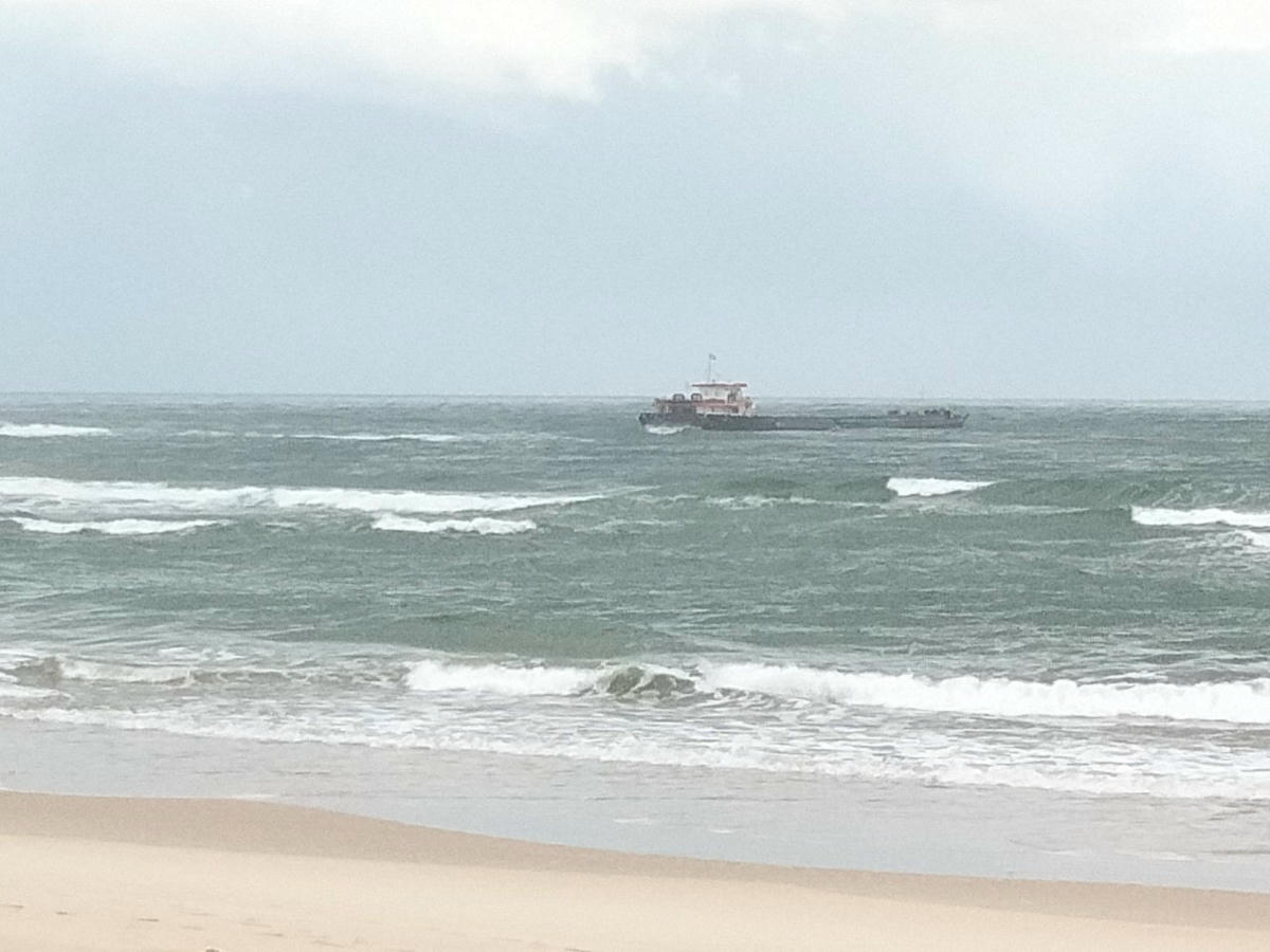 Tàu hàng mắc cạn trên vùng biển Quảng Trị.